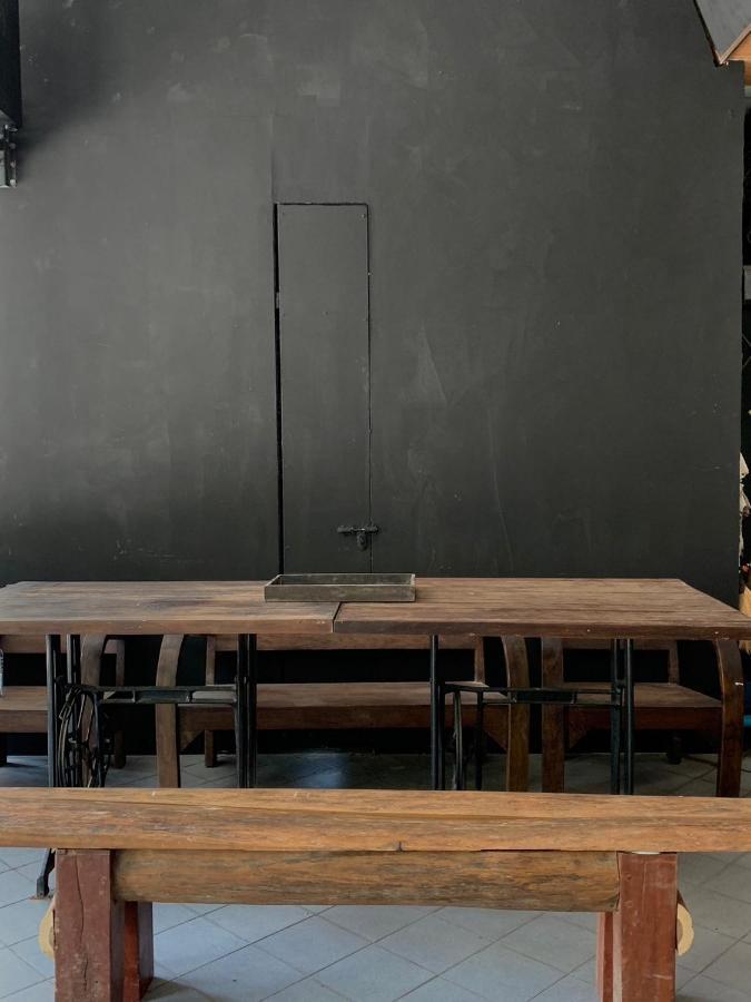 Revolution Hostel 치앙마이 외부 사진
