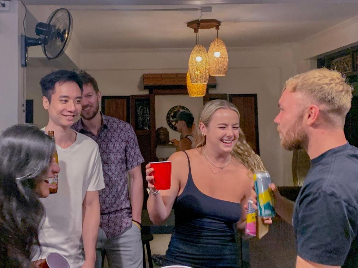 Revolution Hostel 치앙마이 외부 사진