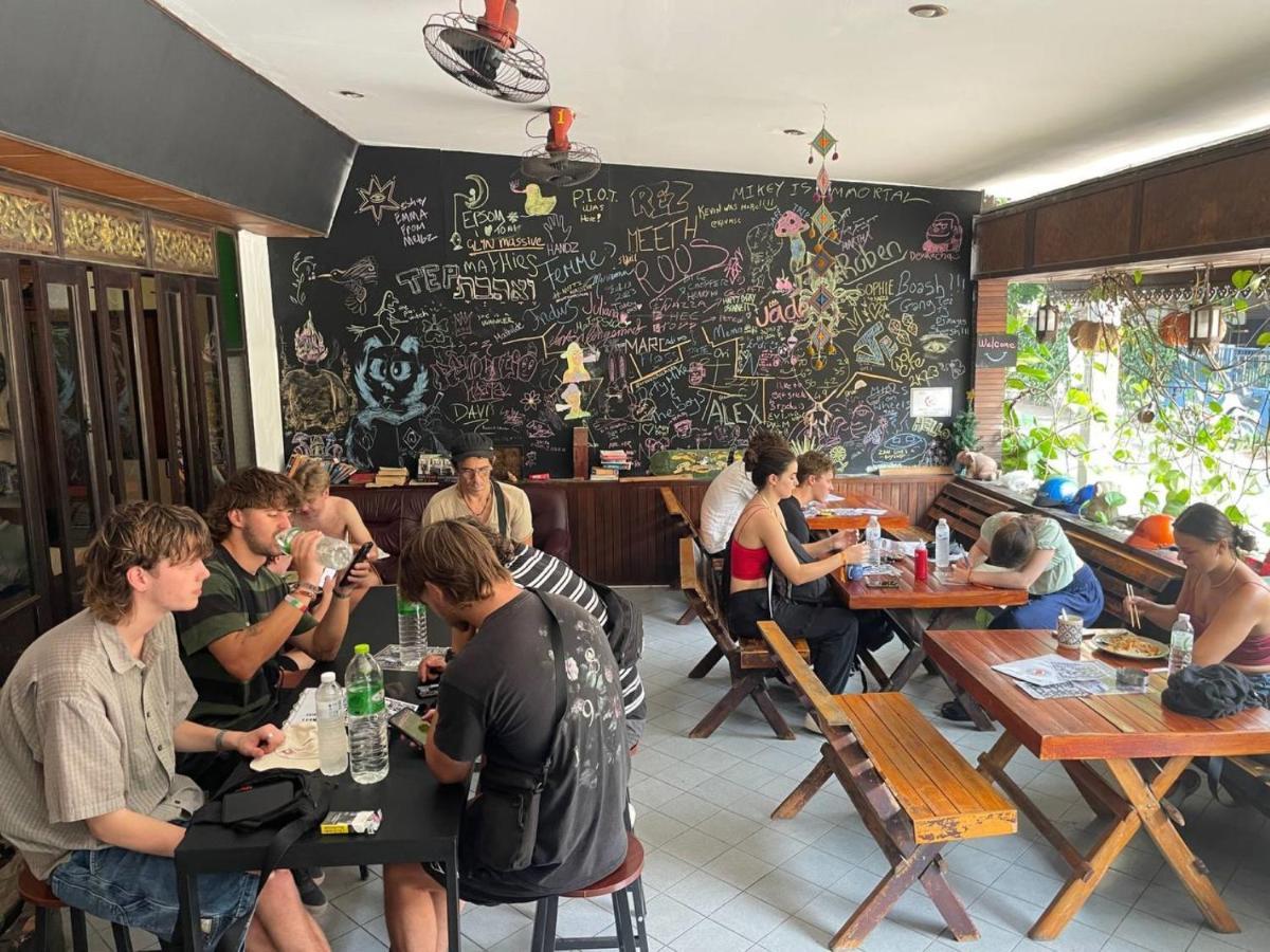 Revolution Hostel 치앙마이 외부 사진